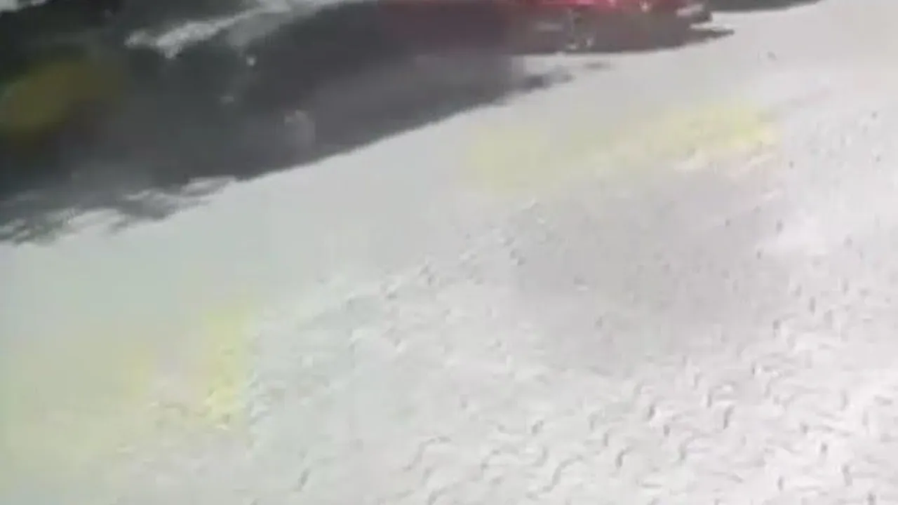 Konya'da ticari taksi kaldırımda yürüyen anne ve kızına çarptı