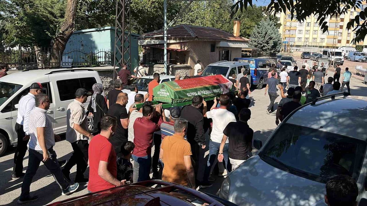 Konya'nın 'kırmızılı kadını' son yolculuğuna uğurlandı