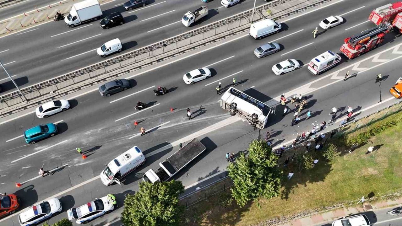Köprü çıkışında servis midibüsü devrildi: 21 kişi yaralandı