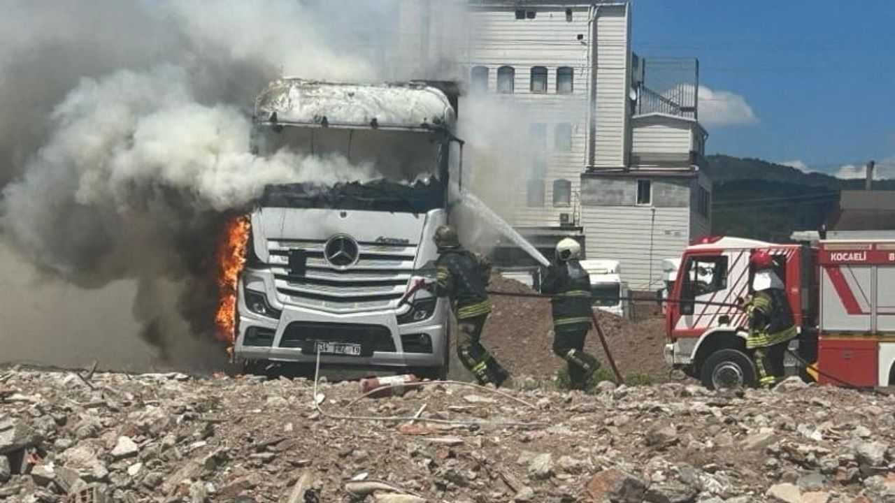 Körfez'de park halindeki çekici alevlere teslim oldu