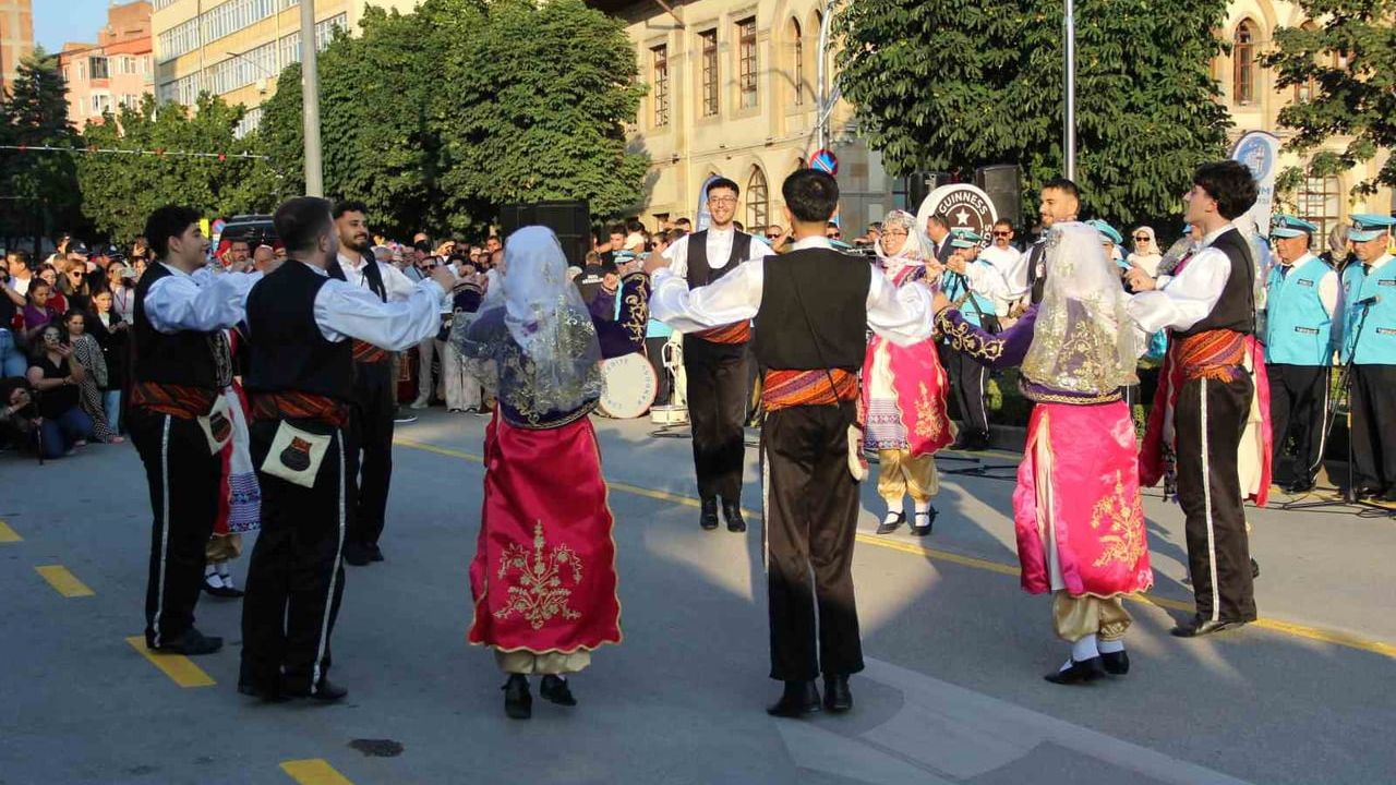 Kortej yürüyüşüyle başlayan 38. uluslararası Hitit fuar ve festivali