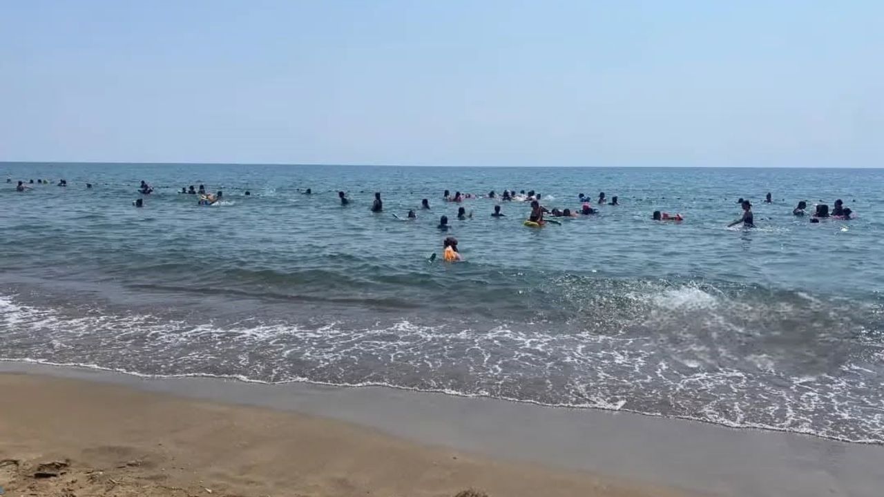 Korunma altındaki kız çocukları Silifke'de düzenlenen Yıldırım Beyazıt deniz kampında moral depoladı