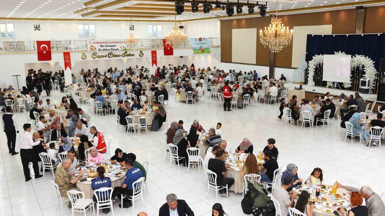 Koruyucu aile günü'nde aileler ve çocuklar aynı sofrada buluştu