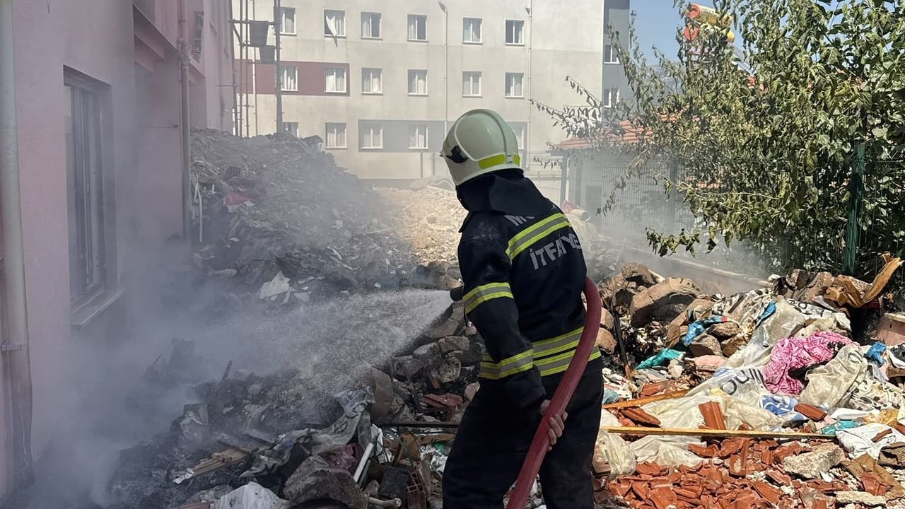 Kötekli'de atıl binanın bahçesinde çıkan yangın hızla söndürüldü