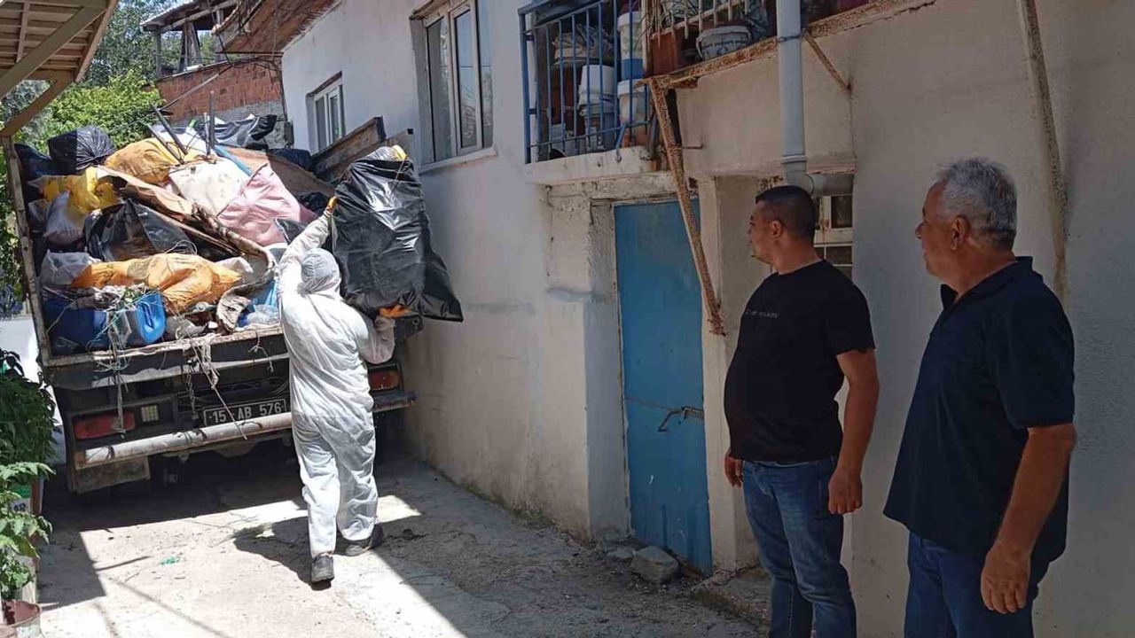 Kötü koku mahalleyi rahatsız etti: çöp evden 3 kamyon atık çıkarıldı