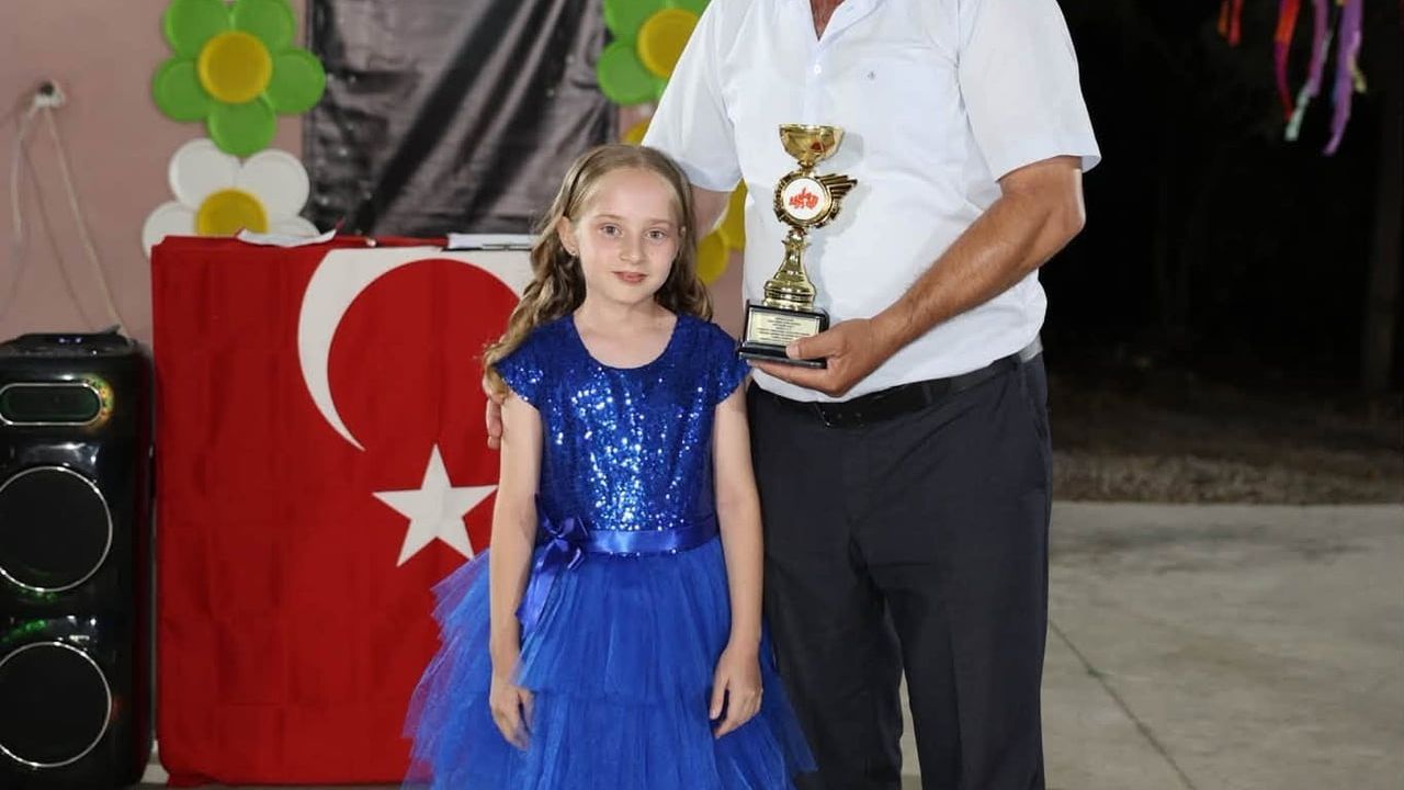 Köyceğiz'de muhtar Acar’dan başarılı öğrenciye ödül