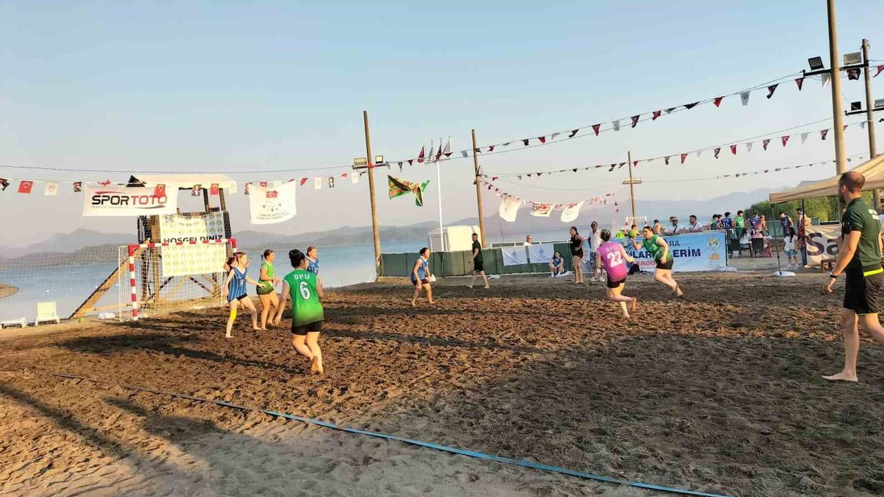 Köyceğiz'de plaj hentbolu turnuvası devam ediyor