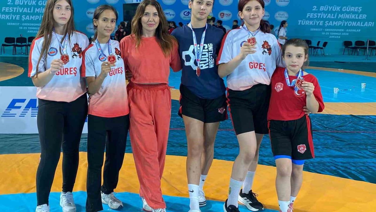 Köyceğizli kız güreşçilerden ulusal arenada beş madalya