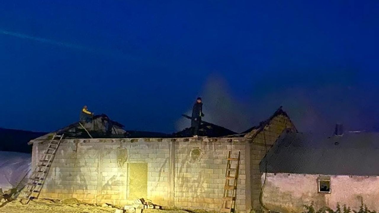 Köylülerin yoğun çabasıyla kurtarılan 50 büyükbaş: Korkut'ta ahır yangını 6 kişiyi hastaneye taşıdı