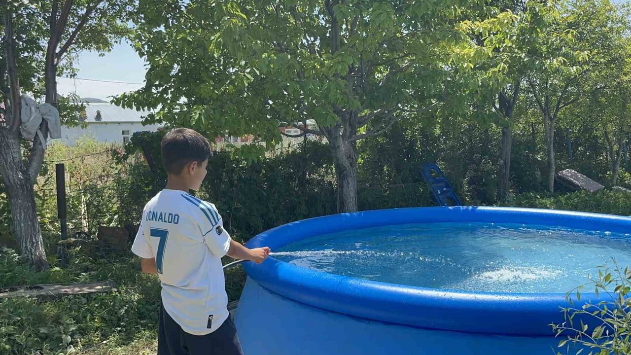 Köyün ortak hayali: harçlıklarla kurulan yüzme köşesi