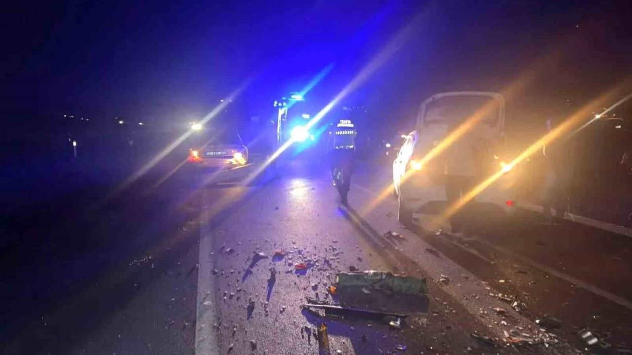 Koyun sürüsünün yola çıkması zincirleme kazaya yol açtı: 1’i çocuk 3 kişi yaralandı, 6 koyun telef oldu