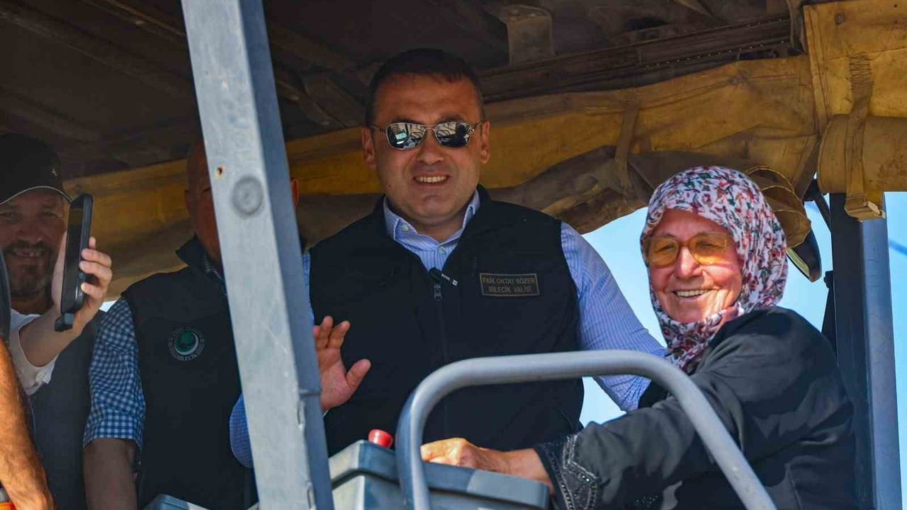 Köyünün sıcak asfaltını 73 yaşındaki Emin Kara döktü