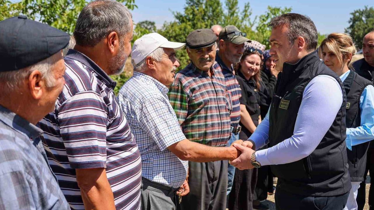 Köyünün yoluna ilk sıcak asfalta 90 yaşındaki İlyas amca tuş bastı
