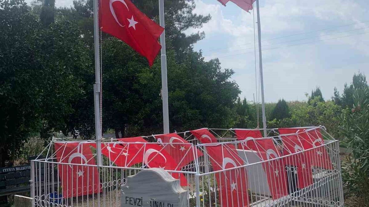Kozan belediyesi şehit Şefik Uçak'ın anısına bayrak direğini yeniledi