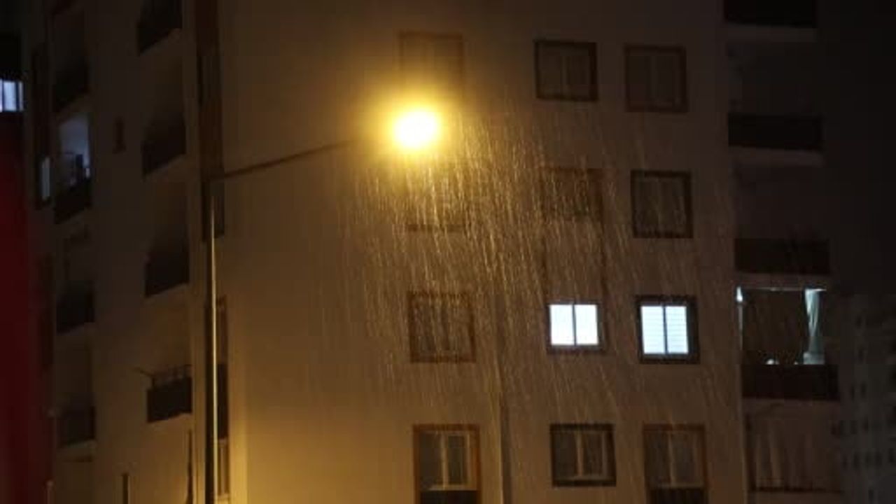 Kozan'da aniden bastıran sağanak sürücülere zor anlar yaşattı