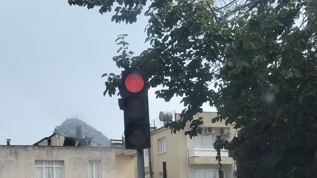Kozan'da kırmızı ışıkta geçen ehliyetsiz motosiklet sürücüsüne 85 bin TL ceza