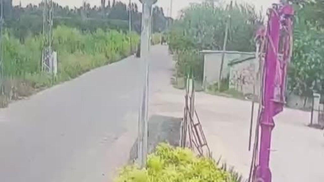 Kozan'da kısa şok anları: cip traktöre çarpıp şarampole yuvarlandı