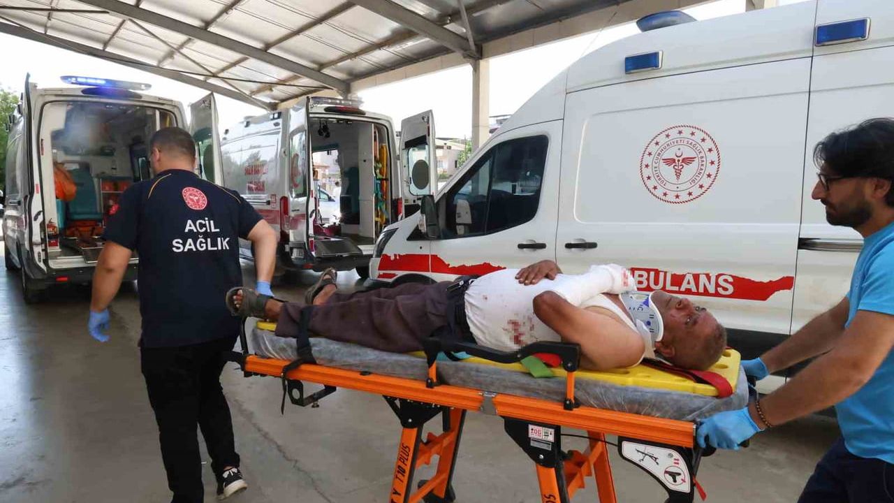 Kozan'da otomobilin çarptığı araç bahçeye devrildi: 4 yaralı