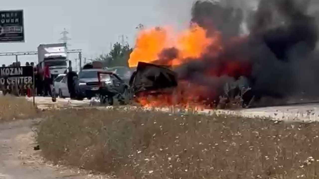 Kozan'da seyir halindeki otomobilin motoru yandı