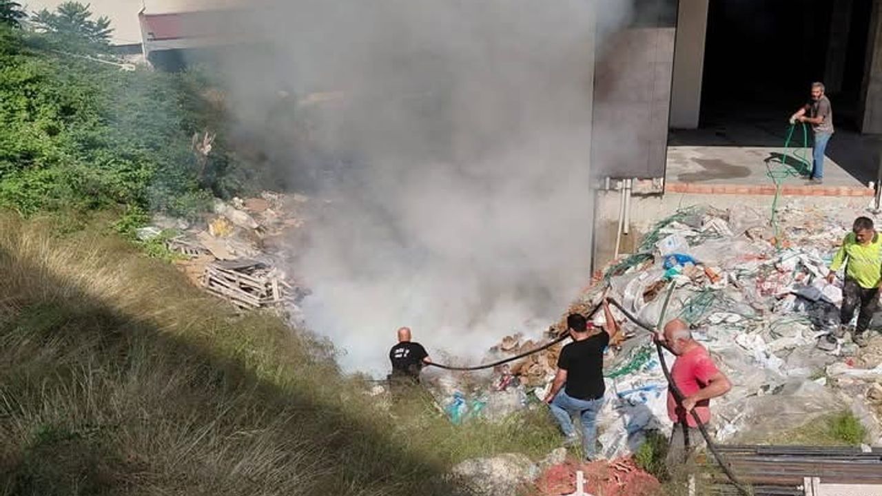 Kozlu'da inşaat alanında çıkan çöp yangını söndürüldü