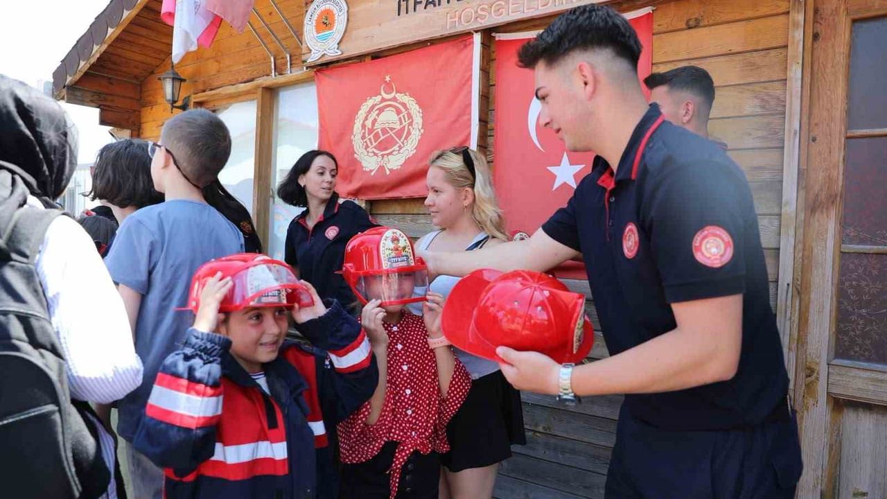 küçük kahramanlar itfaiyeciliği yerinde deneyimledi