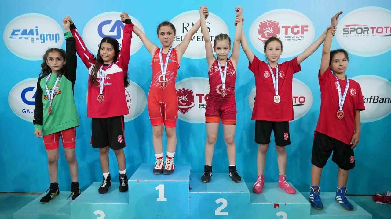 Küçük minderde büyük gurur: Bilecikli güreşçiler Türkiye'de derecelere imza attı