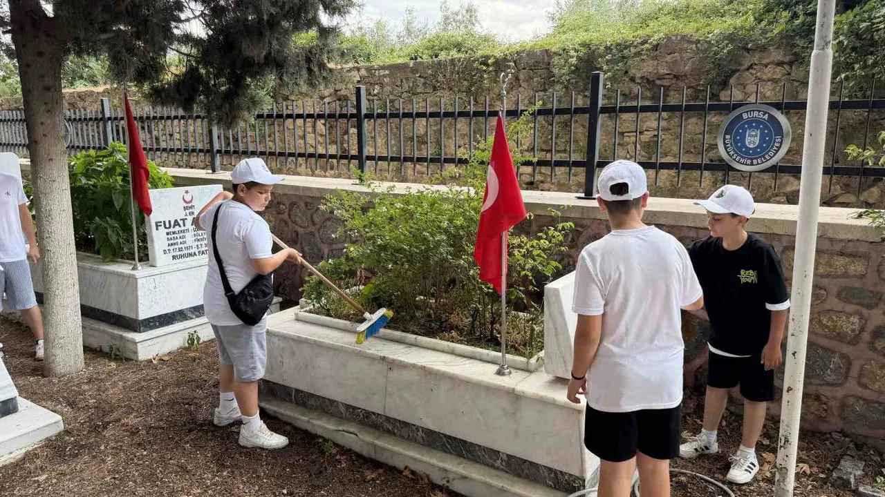 Küçük yüreklerden büyük vefa: temizlik ve güllerle İznik şehitliğine saygı