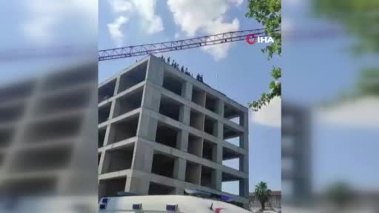 Küçükçekmece’de 3 aydır maaş alamayan işçiler inşaatın çatısına çıktı