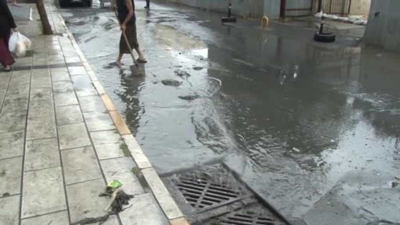 Küçükçekmece'de dere taştı: iş yerleri suyla doldu, yollar göle döndü