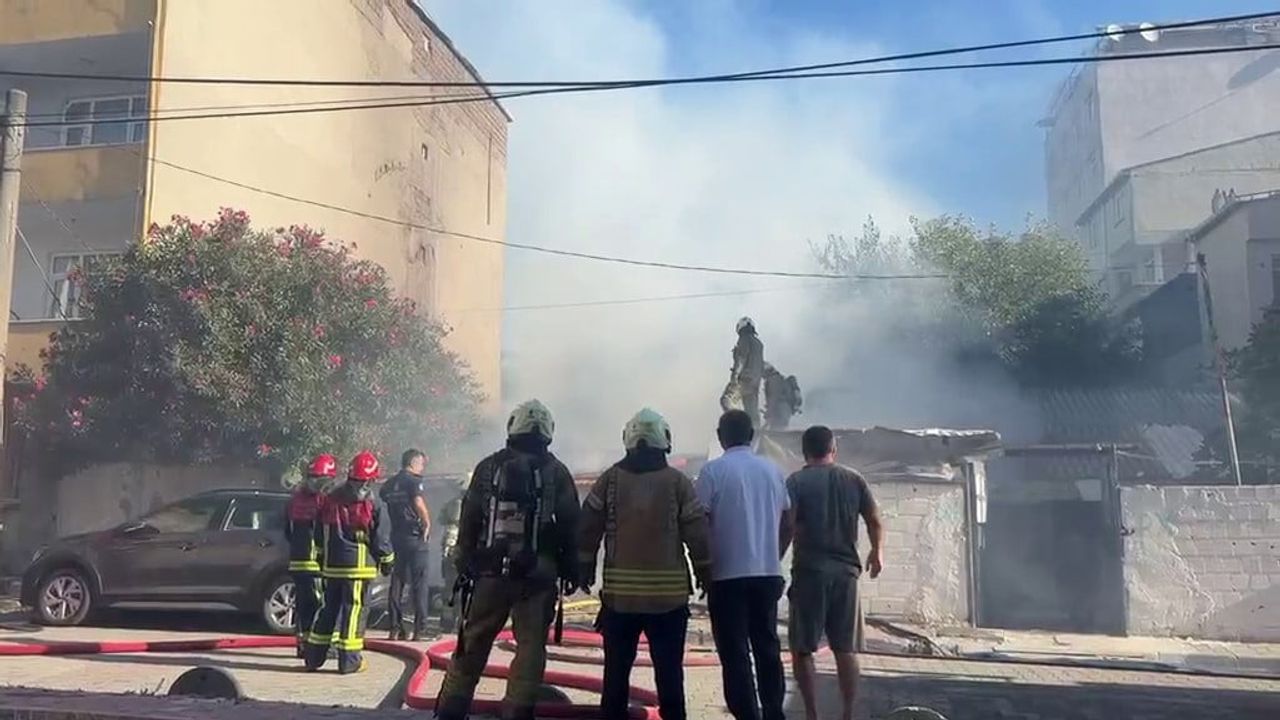 Küçükçekmece'de gecekonduda çıkan yangın kullanılamaz hale getirdi
