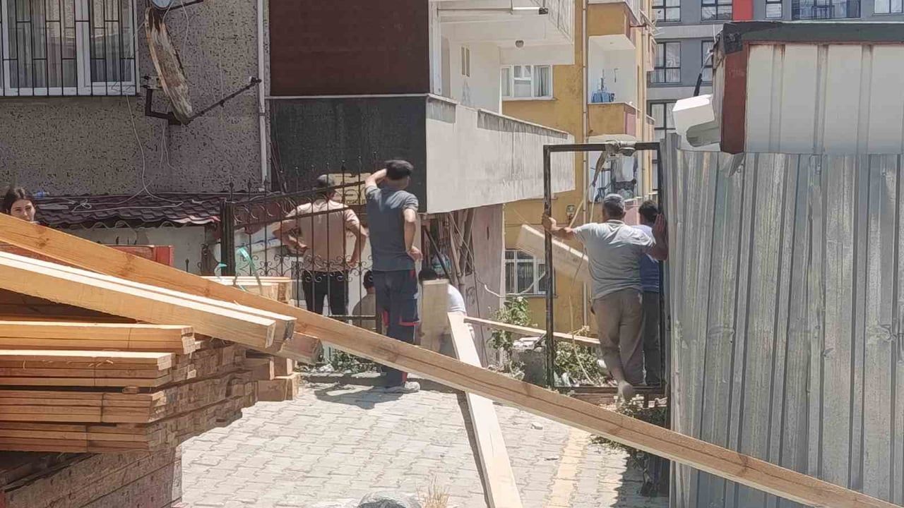 Küçükçekmece’de inşaat çalışması sırasında merdiven çöktü, itfaiye evdekileri tahliye etti
