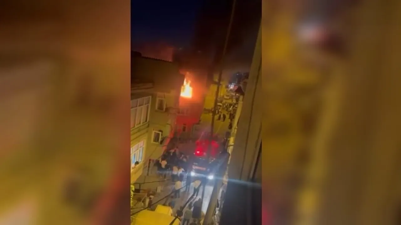 Küçükçekmece'de metruk 5 katlı binadaki yangın üçüncü katı tahrip etti