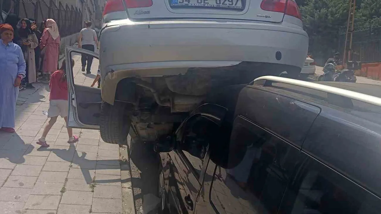 Küçükçekmece'de rampada kayan otomobil park halindeki hafif ticari aracın üzerine çıktı