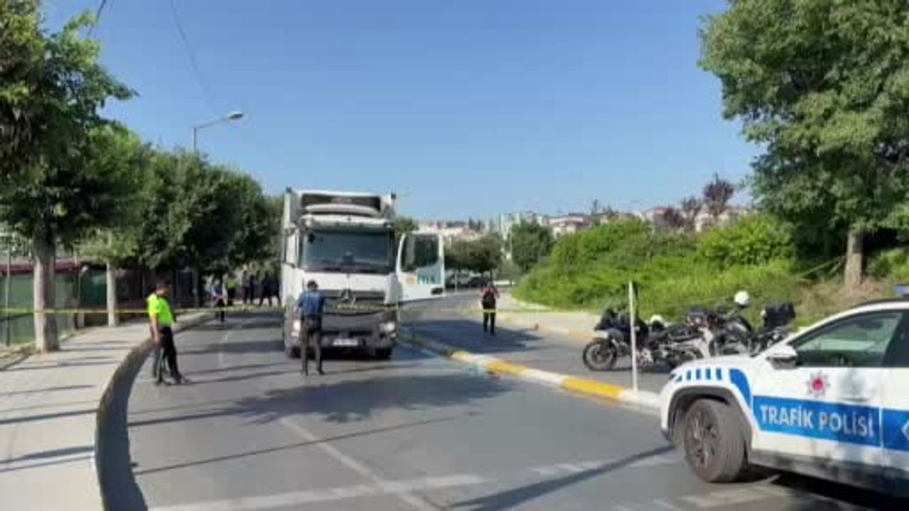 Küçükçekmece'de yolun karşısına geçerken kamyonun çarptığı kadın hayatını kaybetti