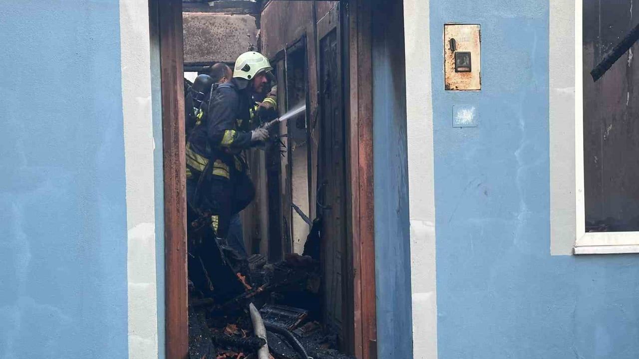 Küçükkuyu'da ev yangını: 1 kişi yaralandı