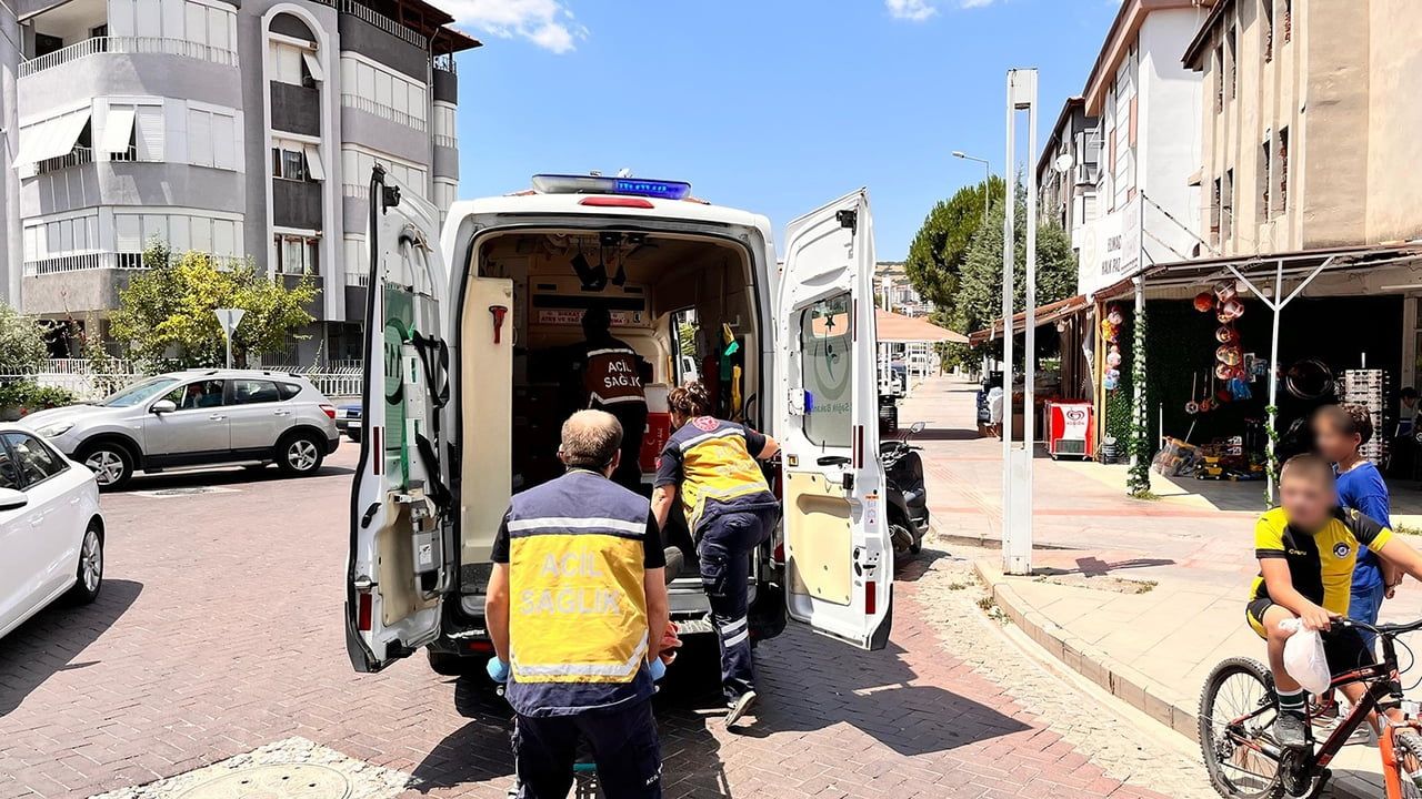 Kula’da öğle vakti çarpışma: motosiklet sürücüsü ve yolcusu yaralandı