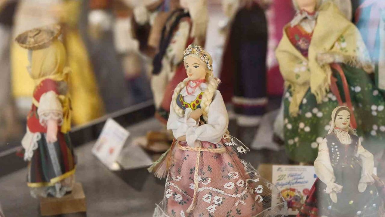 Kültürler arası köprü: kostümler, folklorik bebekler ve fotoğraflar sahne aldı
