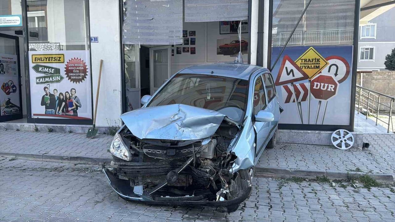 Kulu'da kontrolden çıkan otomobil iki araca ve iş yerine zarar verdi