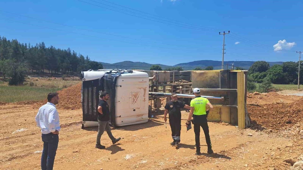 Kum boşaltırken devrilen kamyonun sürücüsü yaralandı