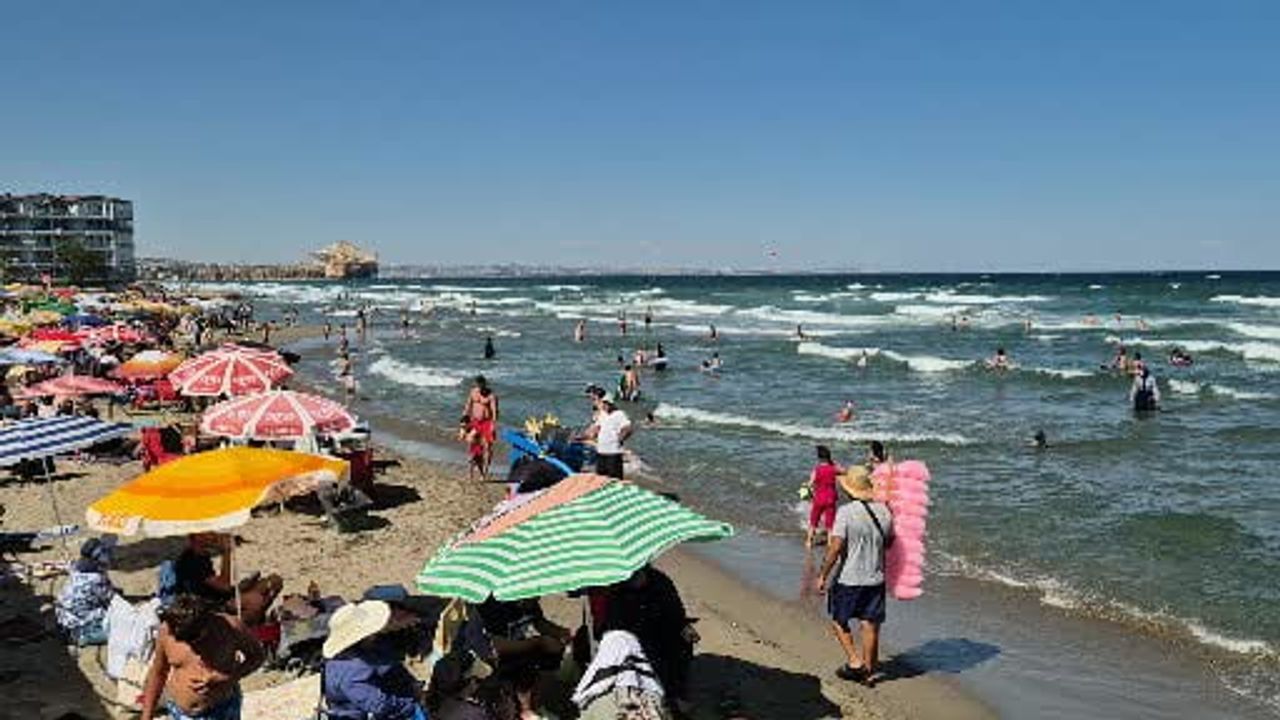 Kumbağ'da denize girme yasağı göz ardı edildi: Sahil Güvenlik bir kişiyi kurtardı