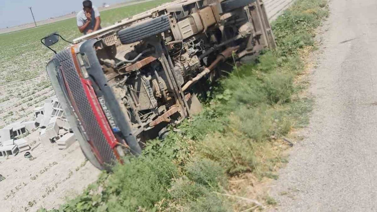 Kumlu'da devrilen briket yüklü kamyonun sürücüsü yaralandı