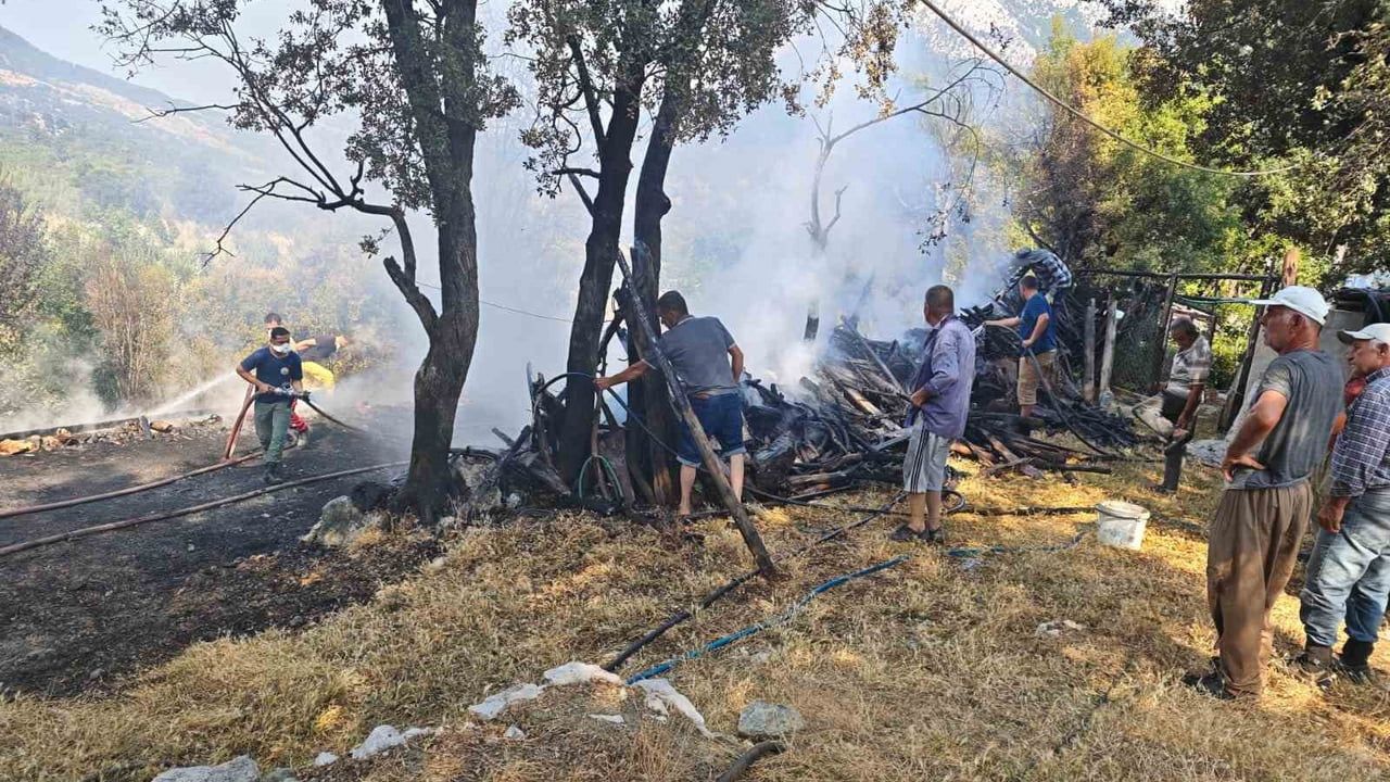 Kumluca'da odunluk yangını boş evin bahçesine sıçradı