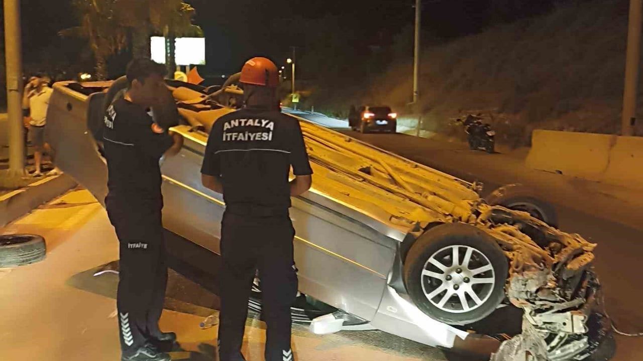 Kumluca'da önündeki motosiklete çarpmamak için direksiyonu kıran sürücü takla attı