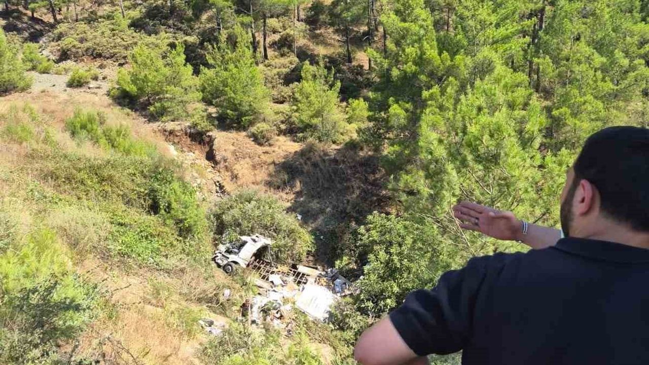 Kumluca'da şarampole devrilen kamyonun sürücüsü yaşamını yitirdi