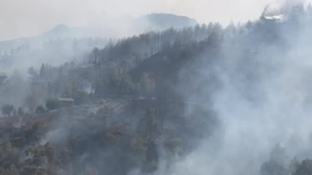 Kumluca'da Yazır Mahallesi yakınlarında orman yangını, müdahale sürüyor
