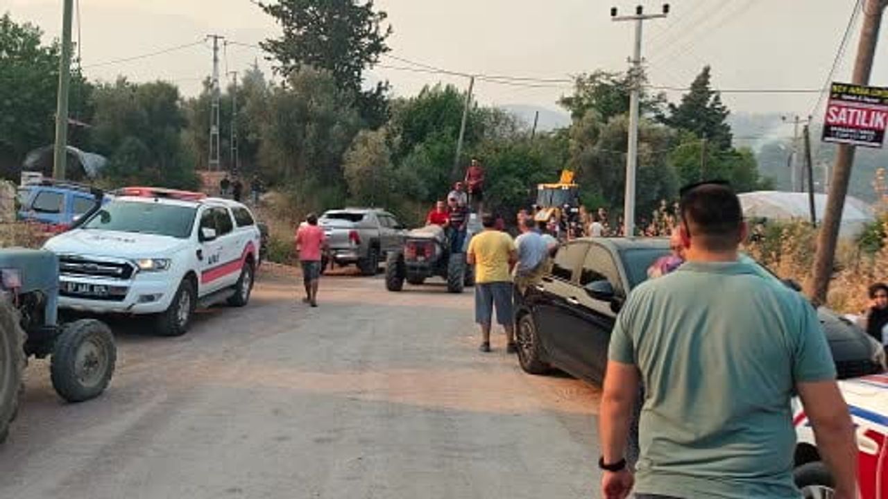 Kumluca yazır mahallesinde orman yangını yerleşime ulaştı