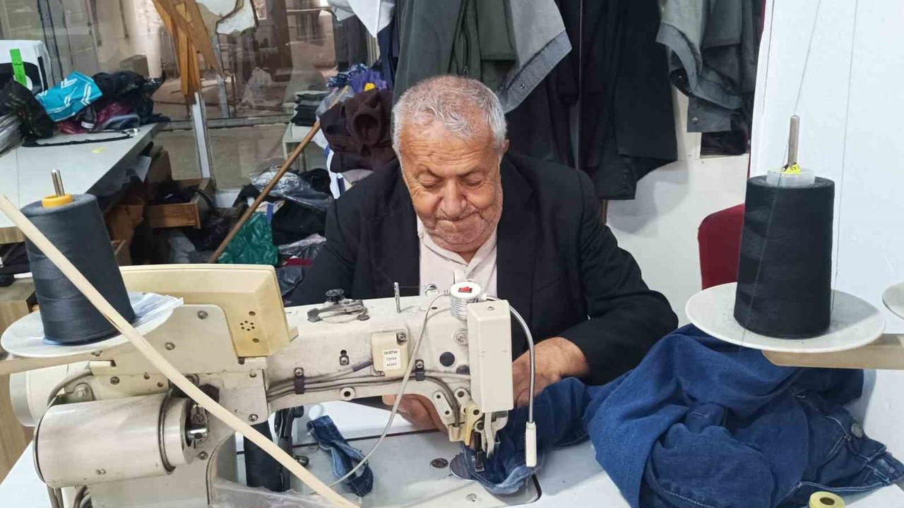 Kumru'da 40 yıllık terzi ilk günkü heyecanla mesleğini sürdürüyor
