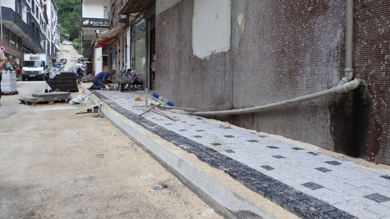 Kumru'da kaldırım yenileme çalışmaları sürüyor