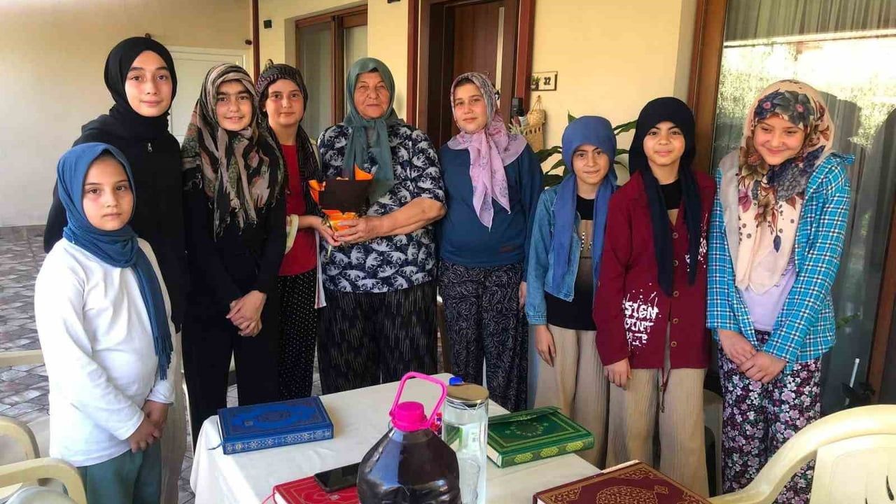 Kur’an kursu öğrencilerinden gazi eşine dua ziyareti