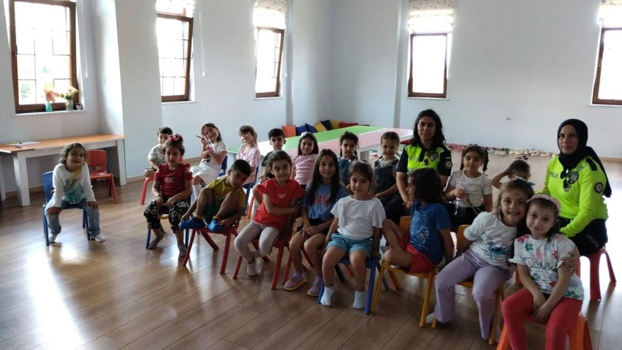 Kur’an kursunda gençlere trafik bilinci aşılanıyor